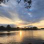 Захід сонця над Дніпром з красивими відображеннями у воді
