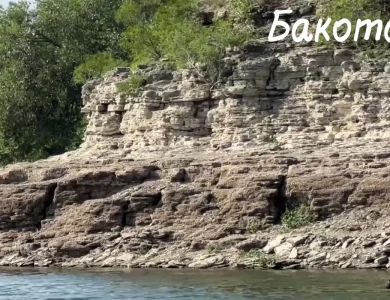 Скелястий берег Бакоти з водою внизу