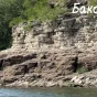 Скелястий берег Бакоти з водою внизу