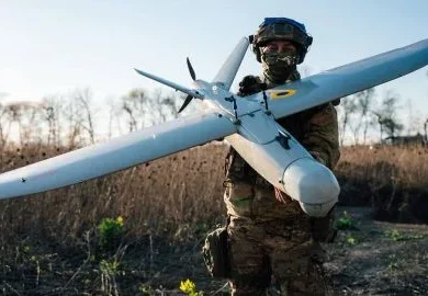 Український військовий із розвідувальним дроном "Лелека-100"
