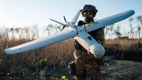 Український військовий із розвідувальним дроном "Лелека-100"