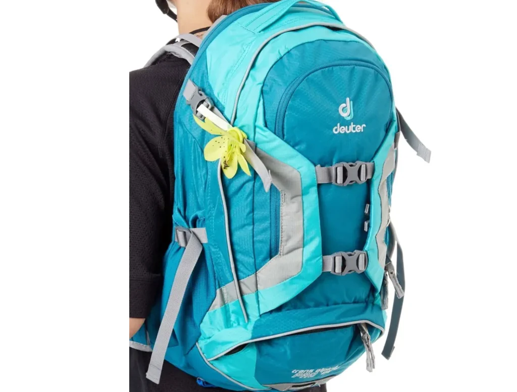Рюкзак Deuter на жіночій спині