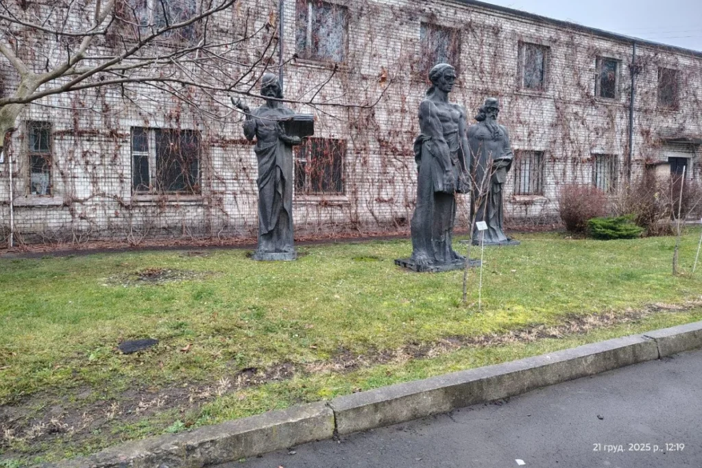 Скульптурна композиція на території львівського палацу Потоцьких