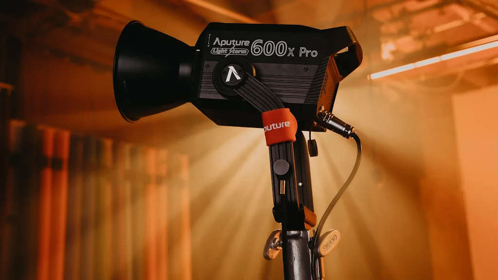 Моноблок Aputure LS 600x Pro на важкій стійці Combo Stand у павільйоні зі світловим димом та теплим контровим освітленням