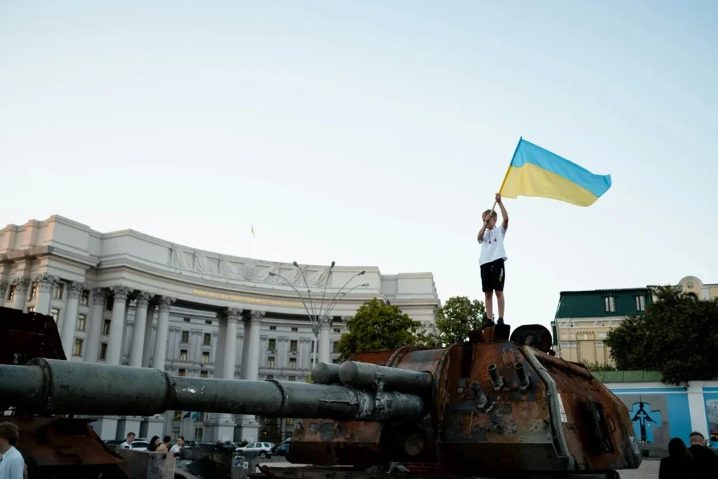 Хлопчик на танку з прапором України