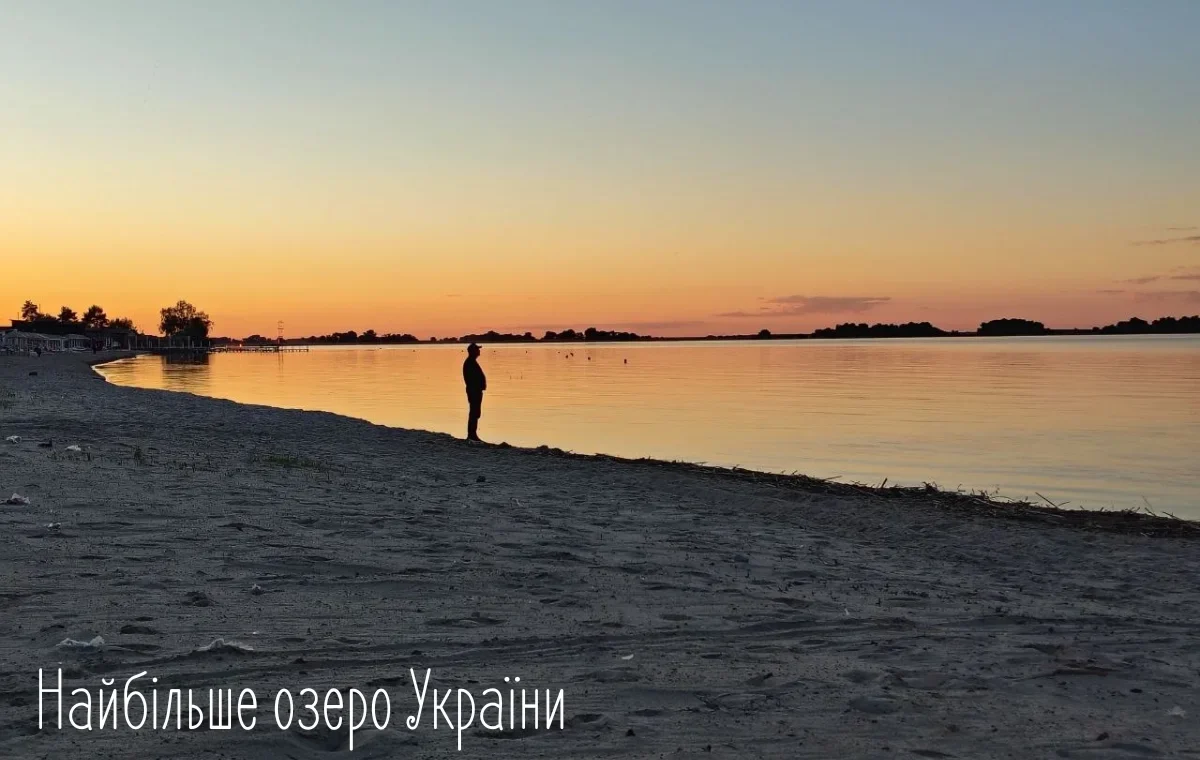 Захід сонця над великим озером в Україні