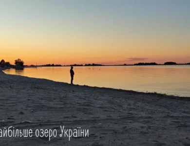 Захід сонця над великим озером в Україні