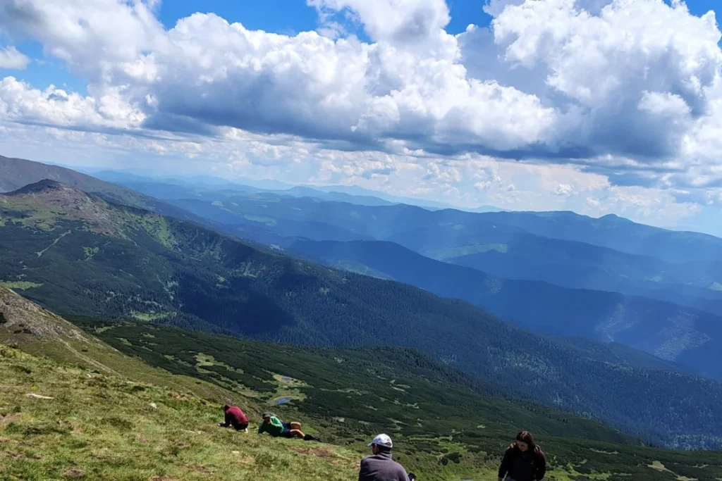 Реальне фото з вершини Говерли з видом на гірське озеро
