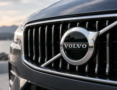 Логотип Volvo крупним планом на решітці автомобіля.